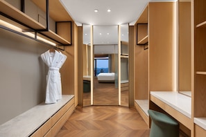 Suite (Panoramic) | Premium bedding, memory-foam beds, minibar, in-room safe - Crowne Plaza Zhoushan Seaview by IHG (Zhoushan)