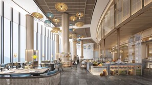 Een ruime hotel lobby met hoge plafonds, grote ramen en een centrale ruimte voor het presenteren van eten.