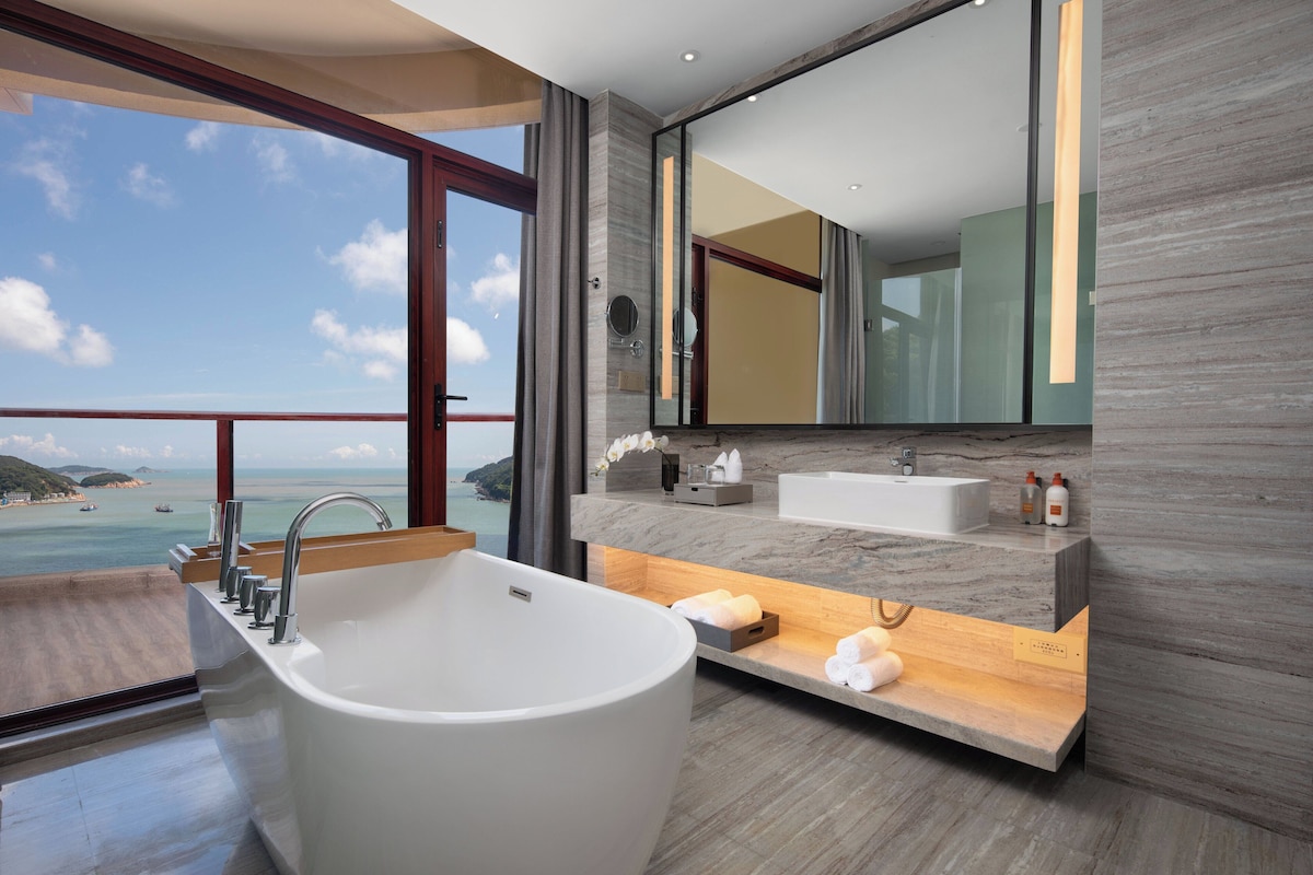 Suite, 1 chambre, vue mer | Literie de qualité supérieure, matelas mémoire de forme, minibar