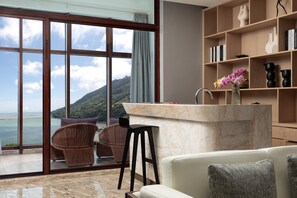 Suite (Panoramic) | Beach/ocean view - Crowne Plaza Zhoushan Seaview by IHG (Zhoushan)