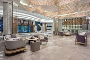 Lounge en el lobby, con vista a la playa, abre todos los días 