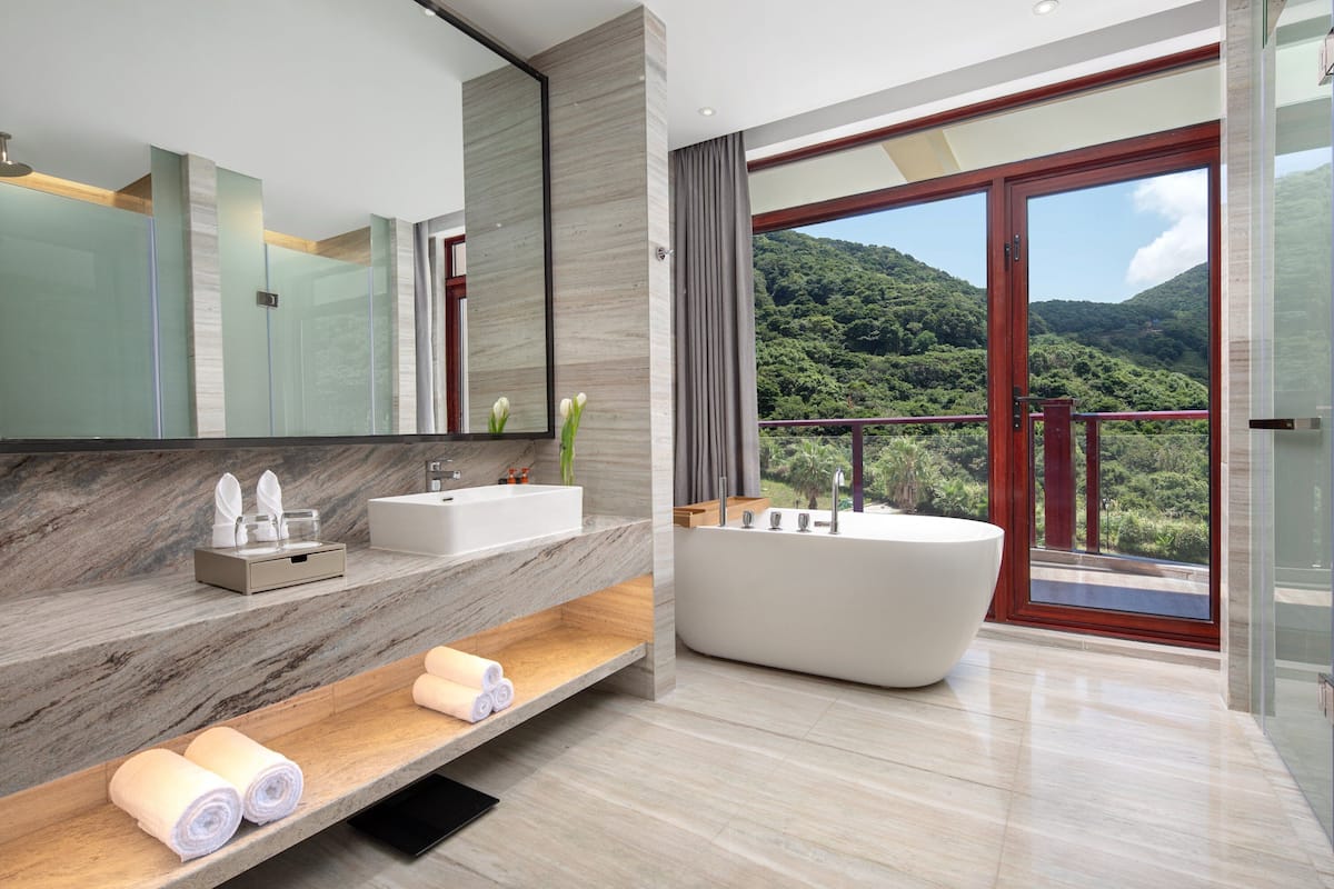 Suite, 1 Bedroom, Mountain View | Bathroom | Free toiletries, hair dryer, bathrobes, slippers