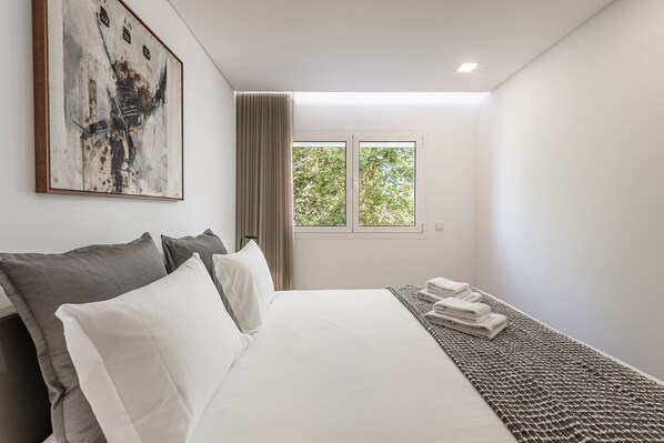 2 dormitorios, escritorio, Internet y ropa de cama