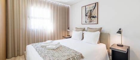 2 室のベッドルーム、デスク、インターネット、ベッドシーツ