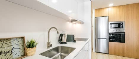 冰箱、微波炉、烤箱、炉灶