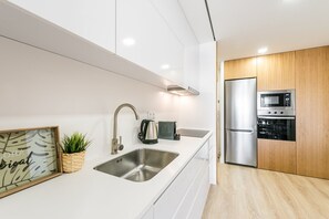 Frigorífico, microondas, horno y placa de cocina