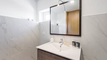 Dusche, Haartrockner, Handtücher, Seife