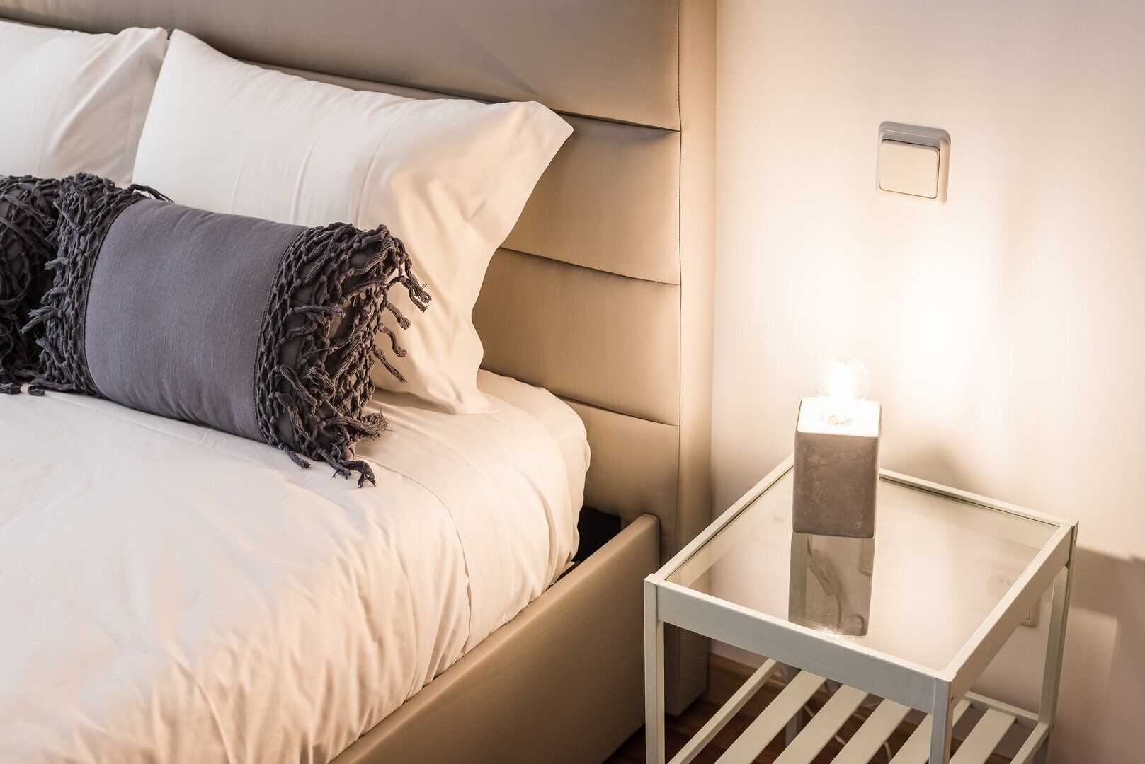 2 bedrooms, desk, Internet, bed sheets