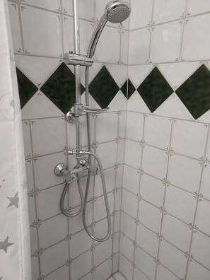 Douche, sèche-cheveux