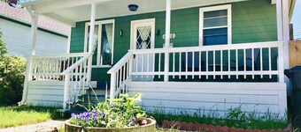 Charming Centennial Cottage-Downtown!