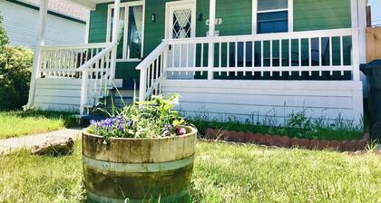 Charming Centennial Cottage-Downtown!