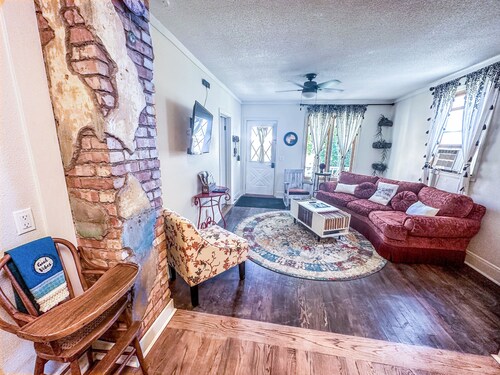 Charming Centennial Cottage-Downtown!