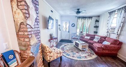 Charming Centennial Cottage-Downtown!