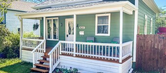 Charming Centennial Cottage-Downtown!