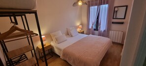 3 habitaciones, tabla de planchar con plancha y cuna de viaje