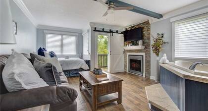 Tucked Inn 2101, Sleeps 2, Pool, Grill, Wifi