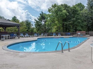 Hồ bơi ngoài trời