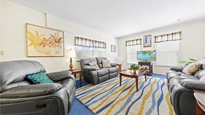 TV - Turtle Crawl 2, 2 Bedrooms, Ground Floor, Wifi, Sleeps 4 (Fort Myers Beach)