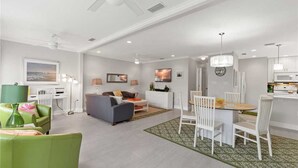 Appartement, meerdere bedden, privézwembad | Woonkamer