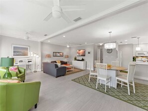 콘도, 침대(여러 개), 전용 수영장 | 거실 | TV