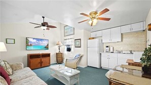 Casa, 1 cama King e sofá-cama, varanda, vista para o jardim | Sala de estar | TV