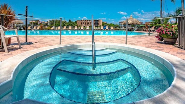 Appart'hôtel, plusieurs lits, piscine privée, vue jardin | Piscine