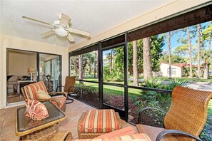 House, 2 Queen Beds, Private Pool, Garden View | Living room
