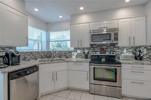Condo, Plusieurs lits, piscine privée, vue sur le terrain de golf | Cuisine privée | Réfrigérateur, four à micro-ondes, surface de cuisson, lave-vaisselle