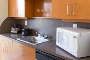 Refrigerador, microondas, cafetera y tetera y tostadora 