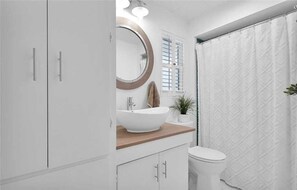 Casa, várias camas, varanda | Banheiro