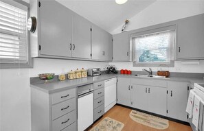 Hus - flera sängar - uteplats | Eget kök | Kylskåp, mikrovågsugn, spishäll och diskmaskin