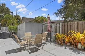 Talo, 2 keskisuurta parisänkyä, patio, valtamerinäköala | Parveke