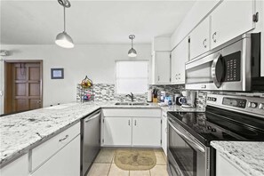 House, 2 Queen Beds, Patio, Ocean View | Private kitchen | Fridge, microwave, stovetop, dishwasher