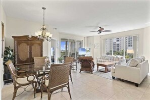 Huoneisto, useita sänkyjä, yksityinen uima-allas, valtamerinäköala | Olohuone | Televisio