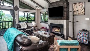 小屋, 多張床, 露台, 山景 | 客廳 | 電視、壁爐