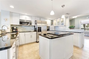Condo, várias camas, sacada, vista para o oceano | Cozinha privada | Geladeira, micro-ondas, cooktop, lava-louças
