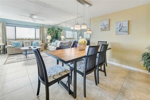 Condo, Plusieurs lits, balcon, vue sur l’océan | Cuisine privée | Réfrigérateur, four à micro-ondes, surface de cuisson, lave-vaisselle