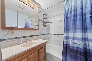 House, 1 King Bed, Patio | Bathroom