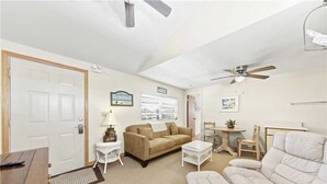 Room - Turtle Crawl 4, 1 Bedroom, Balcony, Near Beach, Wifi, Sleeps 2 (Fort Myers Beach)