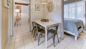 Maison, Plusieurs lits, patio | Cuisine privée | Cafetière-théière, réfrigérateur, four à micro-ondes, surface de cuisson