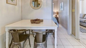 Maison, Plusieurs lits, patio | Cuisine privée | Cafetière-théière, réfrigérateur, four à micro-ondes, surface de cuisson
