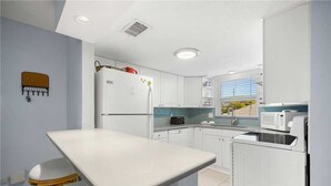 Appart'hôtel, plusieurs lits, piscine privée, vue piscine | Cuisine privée | Cafetière/bouilloire, réfrigérateur, micro-ondes, plaque de cuisson