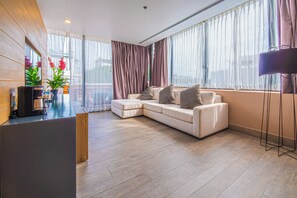 Suite, 1 cama King size | Área de sala de estar | Televisión de pantalla plana de 47 pulgadas con canales por cable 