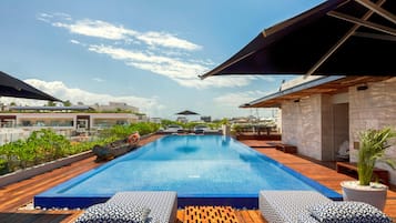 AuĂenpool, LiegestĂŒhle