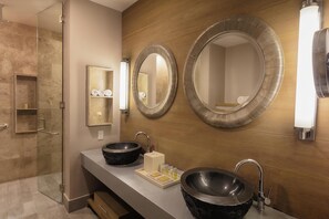 Junior-Suite, 1 King-Bett | Badezimmer | Dusche, Designer-Toilettenartikel, Haartrockner, Bademäntel