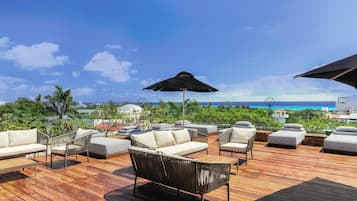 AuĂenpool, LiegestĂŒhle