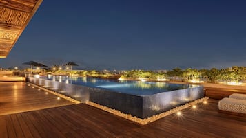 AuĂenpool, LiegestĂŒhle