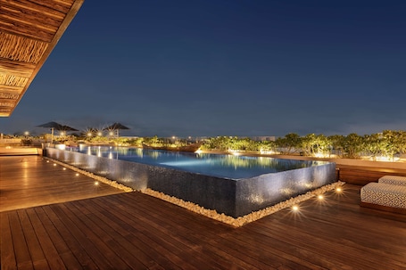 室外游泳池,日光浴躺椅