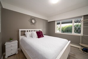 5 bedrooms, desk, iron/ironing board, free WiFi - Beautiful Big Home With Heated Inground Pool & Hot Tub! (Kamloops)