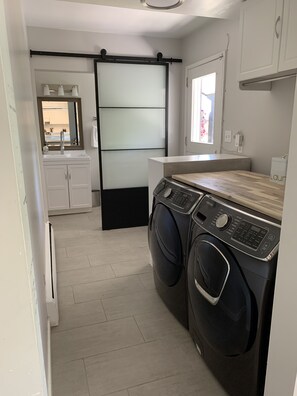 Interior - Beautiful Big Home With Heated Inground Pool & Hot Tub! (Kamloops)